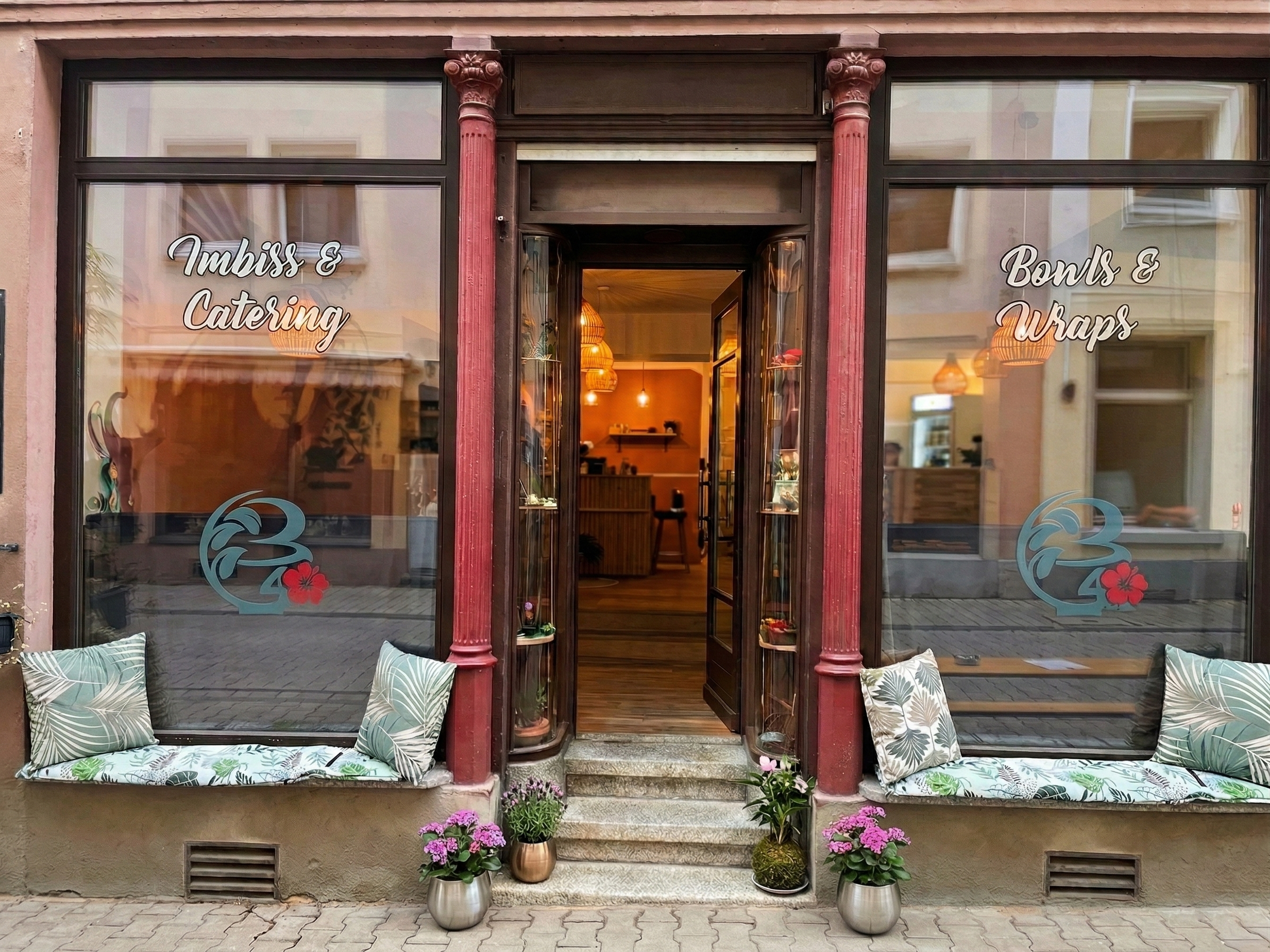 Ladeneingang von Bowls4 (ehemals Mames Bowls & Wraps) in Gera mit Außensitzplätzen und Schaufensterbeschriftung.