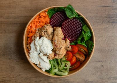 Proteinreiche Honig-Chili Hähnchen Bowl mit Roter Bete, Feta und Feldsalat bei Bowls4 in Gera. Auch glutenfrei erhältlich.