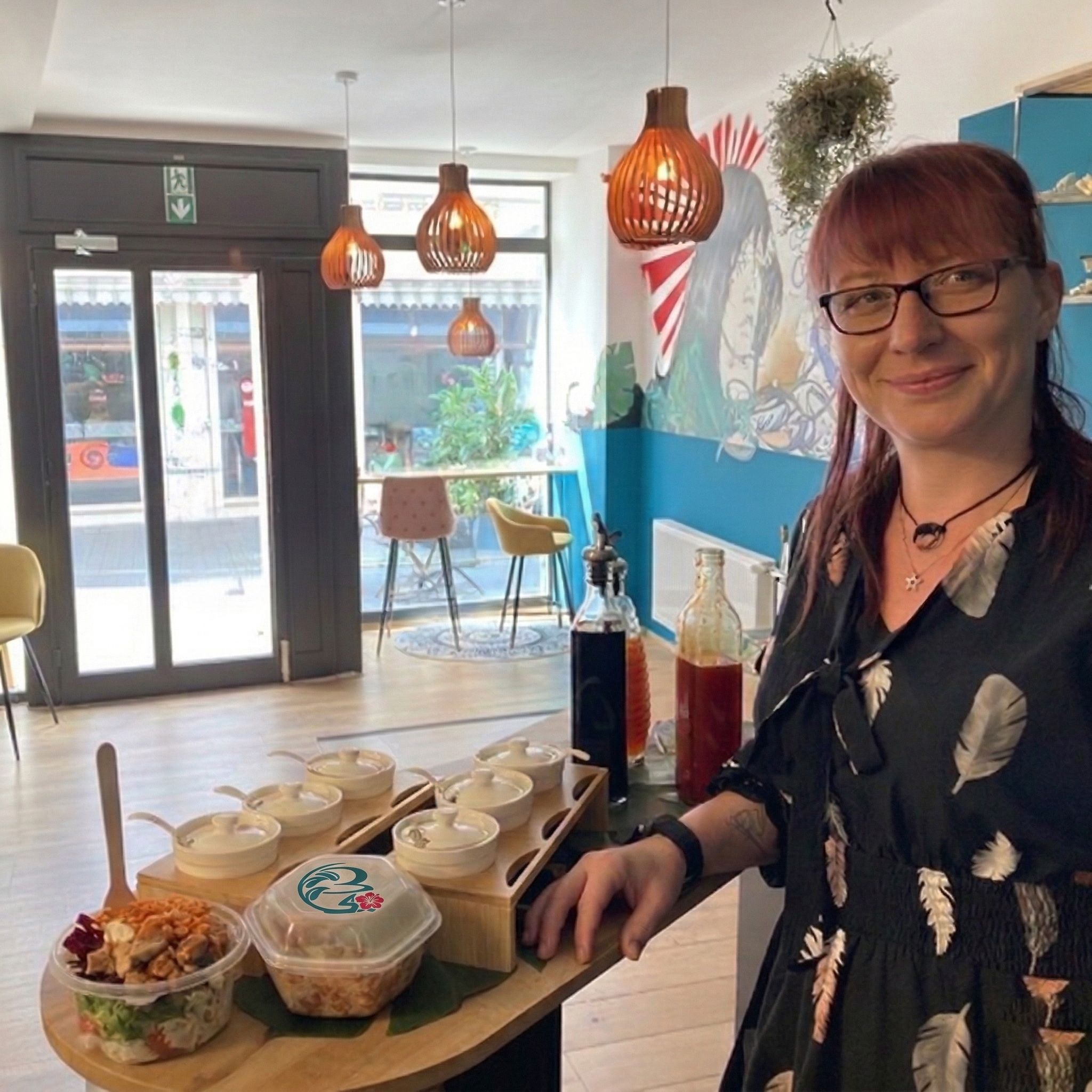 Inhaberin Isis Friedberger im Bowls4 Imbiss, ehemals Mames Bowls & Wraps in Gera mit frisch zubereiteten Bowls.