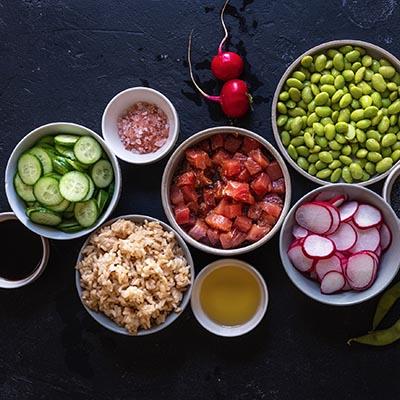 Proteinreiche Honig-Chili Hähnchen Bowl mit Roter Bete, Feta und Feldsalat bei Bowls4 in Gera. Auch glutenfrei erhältlich.
